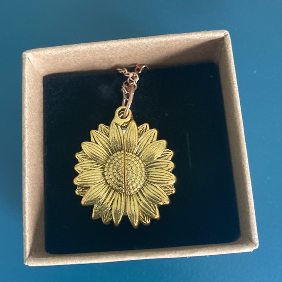 Sunflower necklace - Picture 5 of 6